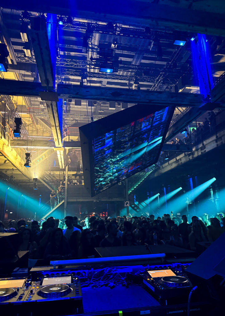 Awakenings ADE 2025 à la SugarFactory, speakeasy et décors par Niki Zaal
